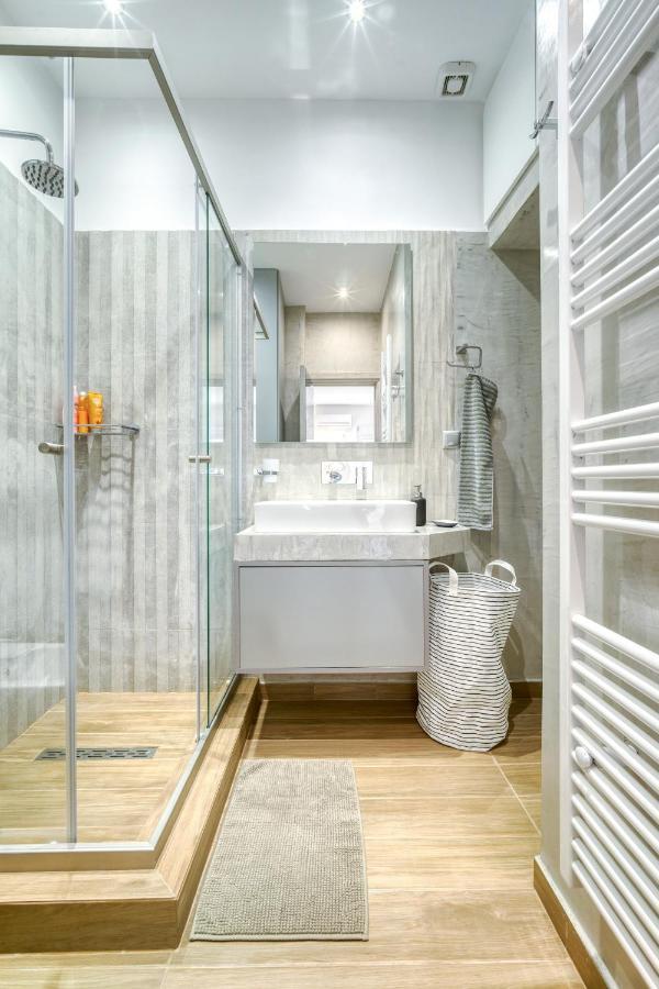 Stylish, Sunny New 2 Bedroom, Prime Central Athena Bagian luar foto