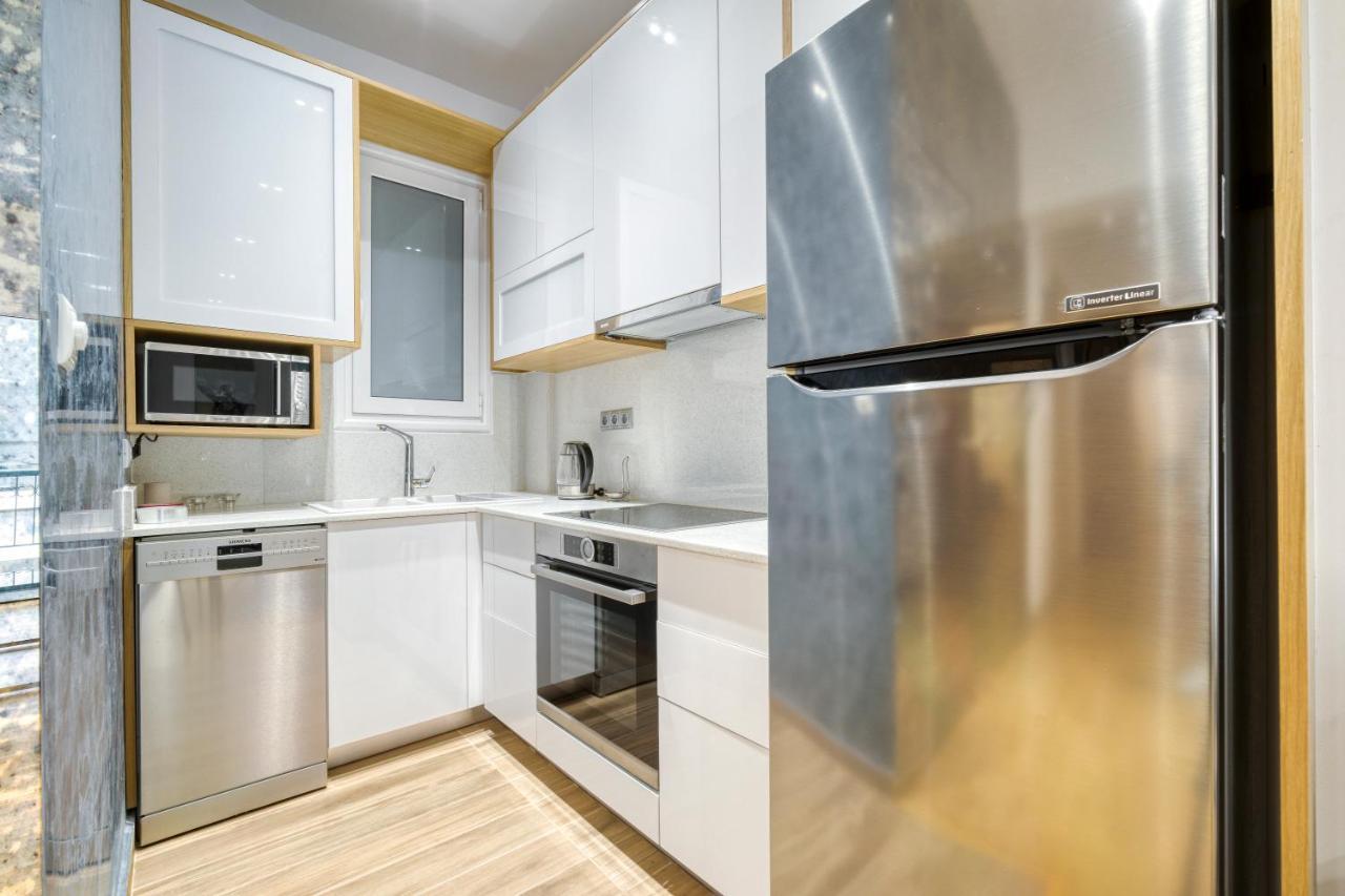 Stylish, Sunny New 2 Bedroom, Prime Central Athena Bagian luar foto