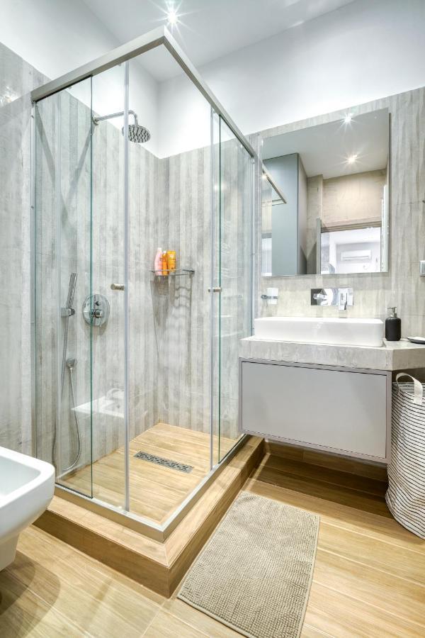 Stylish, Sunny New 2 Bedroom, Prime Central Athena Bagian luar foto