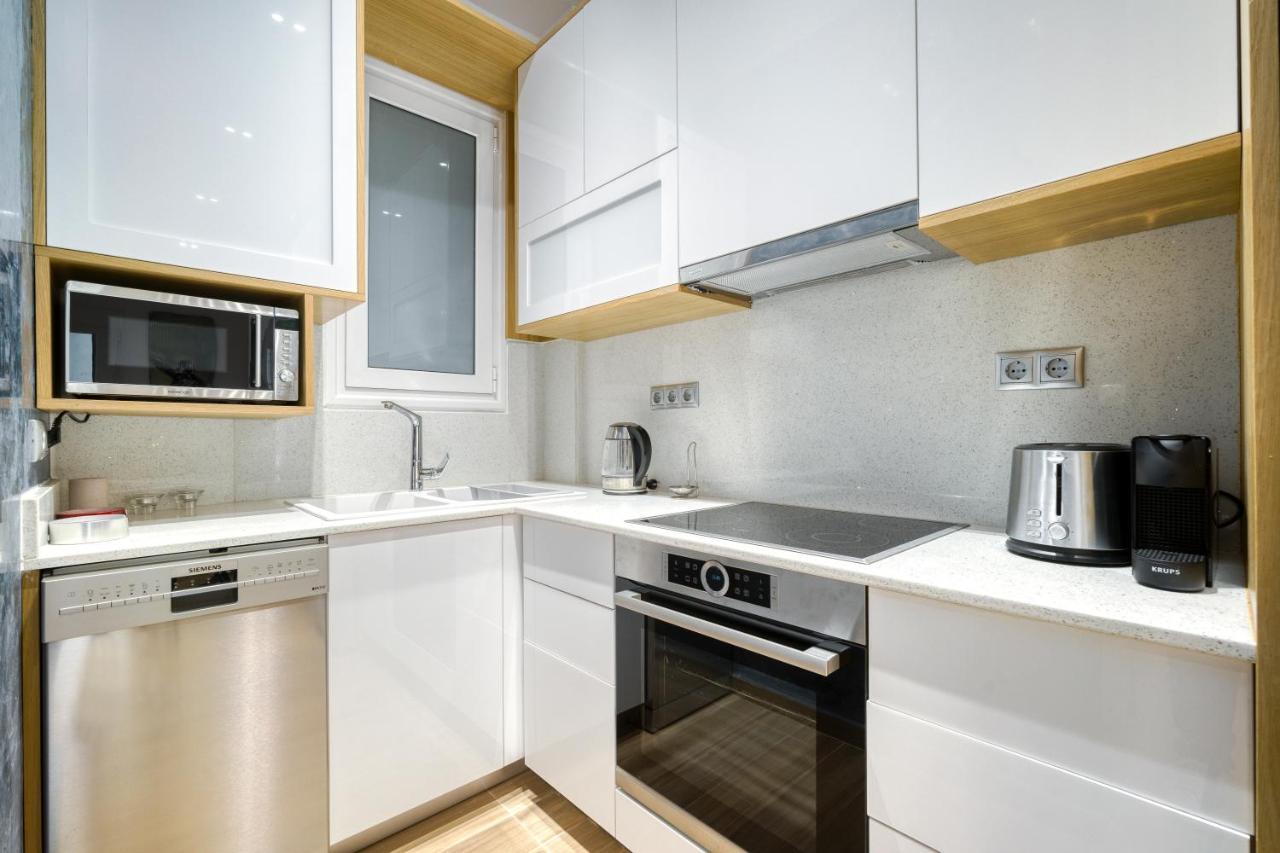 Stylish, Sunny New 2 Bedroom, Prime Central Athena Bagian luar foto