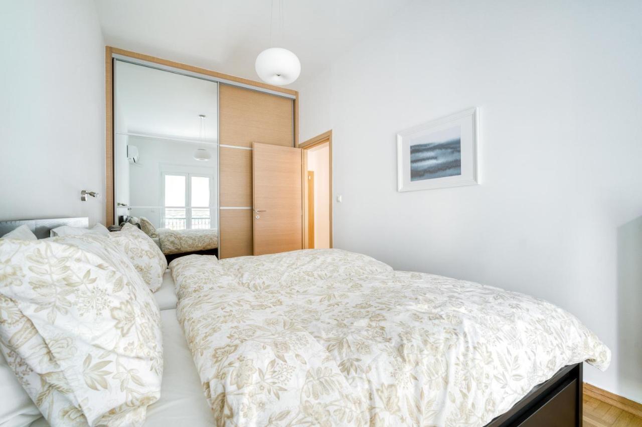 Stylish, Sunny New 2 Bedroom, Prime Central Athena Bagian luar foto