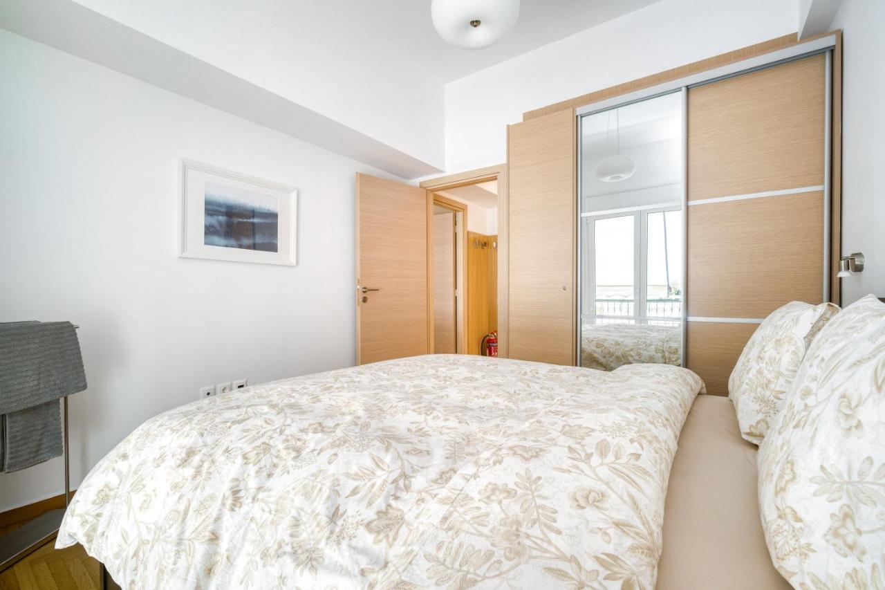 Stylish, Sunny New 2 Bedroom, Prime Central Athena Bagian luar foto