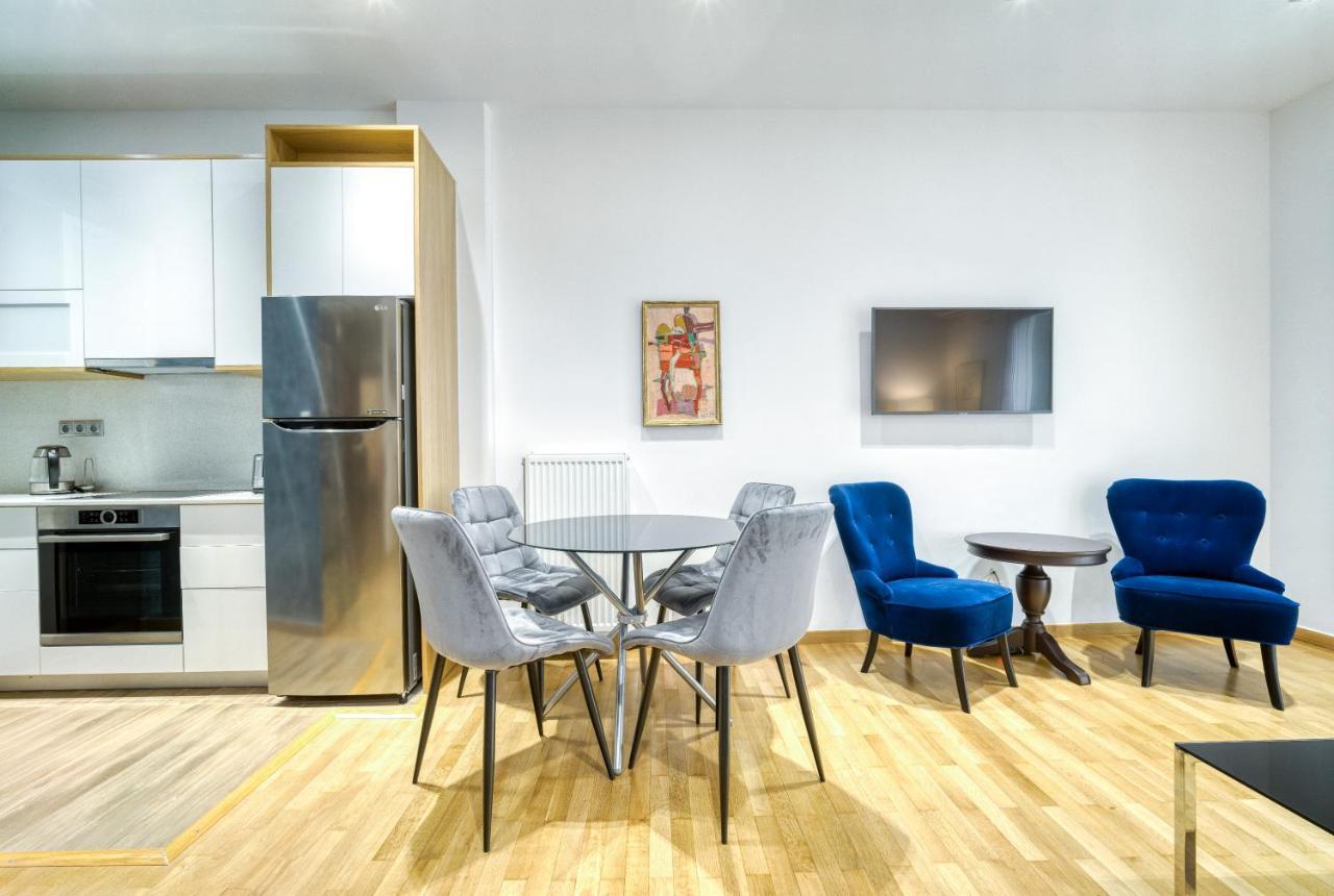 Stylish, Sunny New 2 Bedroom, Prime Central Athena Bagian luar foto